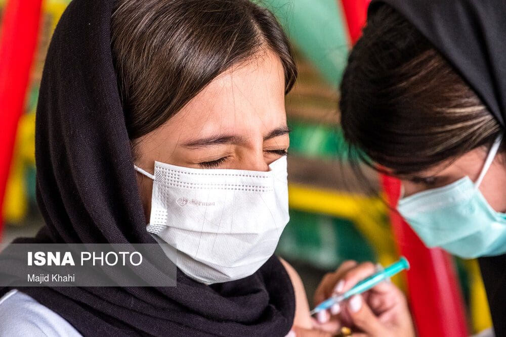 انجام واکسیناسیون دانش‌آموزان ۱۲ تا ۱۸ سال به صورت جهادی در لرستان
