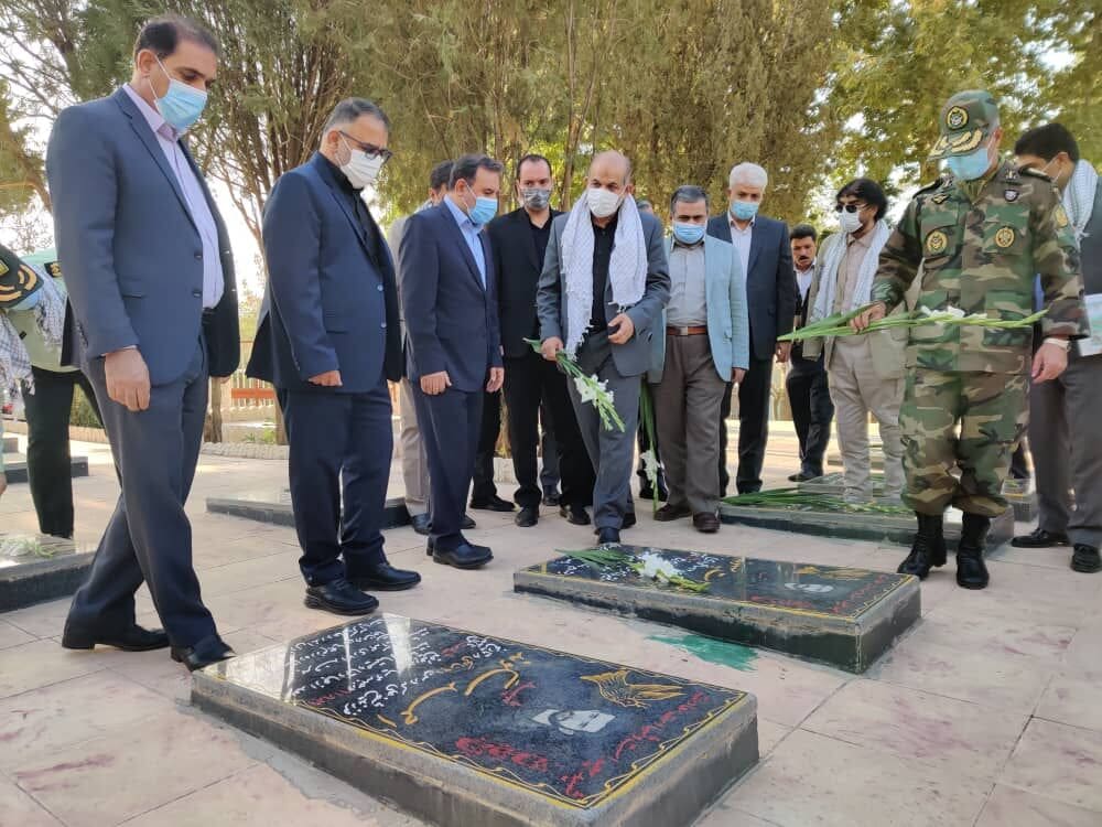 وزیر کشور به مقام شامخ شهدای لرستان ادای احترام کرد