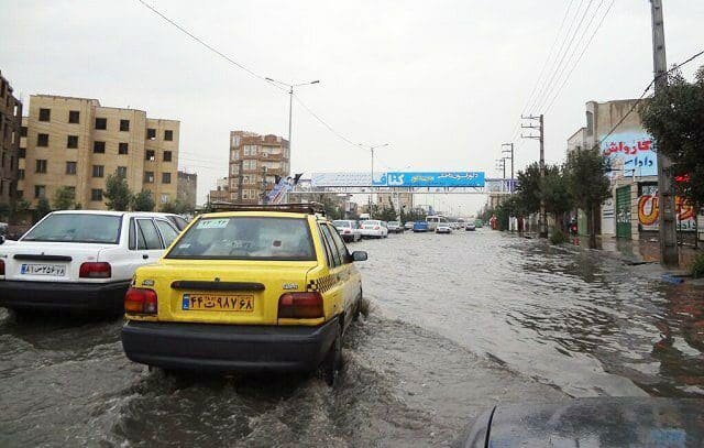 آبگرفتگی بلوار بهشت و خیابان مقدسی بروجرد به دلیل مسدود کردن کانال خروجی آب بود