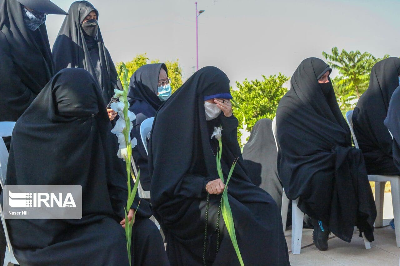 اهالی "سیلاخور لرستان از مادر شهید "باب الله داوودی" استقبال کردند