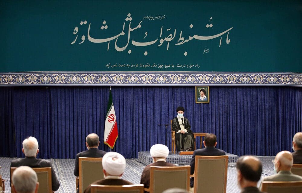 قائد الثورة: السبیل الوحید لمعالجة العداوات هو الصمود