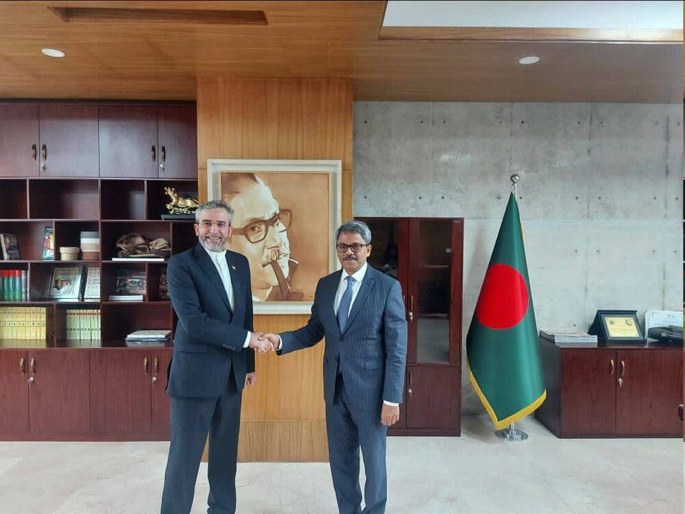 إيران وبنغلادیش تبحثان التعاون المشترك في الأوساط الدولیة والإقلیمیة