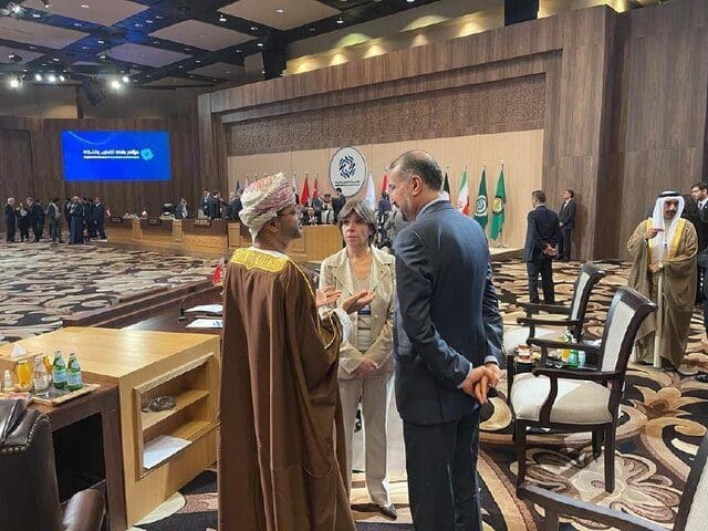 أمیرعبداللهیان یحمل رسالة من الرئیس الإيراني إلی السلطان العماني