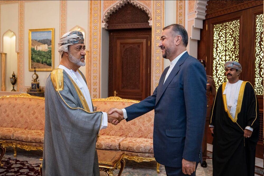 الرئیس الإيراني یوجه دعوة إلی السلطان العماني لزیارة إيران