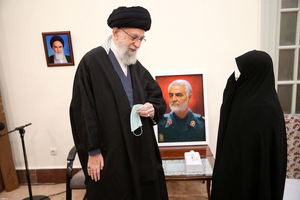 قائد الثورة یستقبل عائلة سلیماني في الذکری الثالثة لإستشهاده