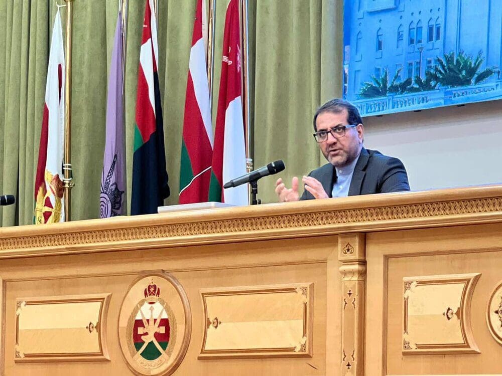 السفير الإیراني لدی عمان: التهدید والعقوبات لا یمکنهما إیقاف مسار تنمیة الشعب الإیراني