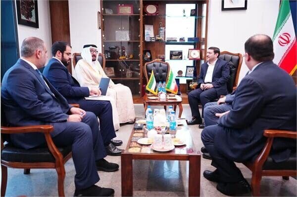 طهران وأبوظبی تسارعان التعاون في مجالات الموانئ والنقل والبحار