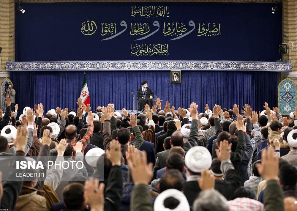 الإمام خامنئي: هدف العدو في أعمال الشغب الأخيرة القضاء على نقاط قوتنا