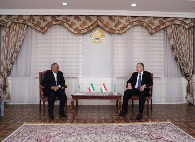 سفیر إیران ووزیر خارجیة طاجیکستان یناقشان المستجدات الإقلیمیة والدولیة