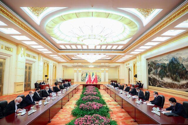 رئیسي یبحث مع رئیس الوزراء الصيني ضرورة تنفیذ الوثیقة الإستراتیجیة الشاملة