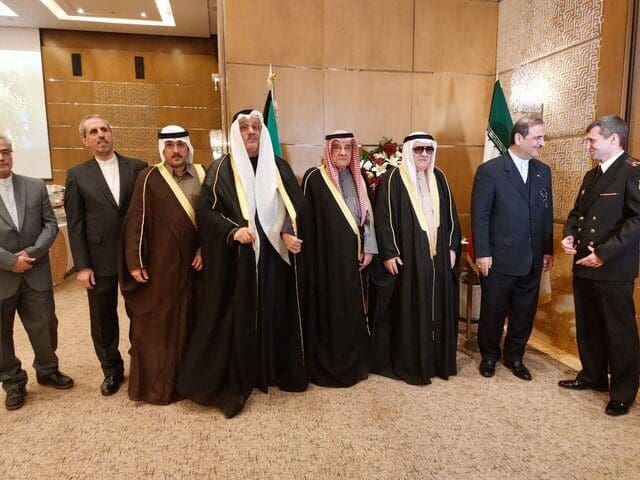 السفير الإيراني یؤکد أهمیة الشراکة الجماعية لدول المنطقة في ضمان أمنها دون تدخل أجنبي