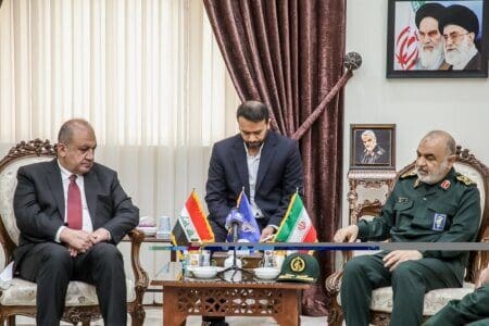 اللواء سلامي ووزیر الدفاع العراقي یؤکدان توسیع التعاون العسکري والأمني