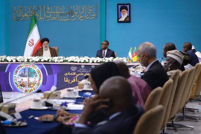 رئيسي: نتابع مسار تطویر العلاقات مع غرب افریقیا