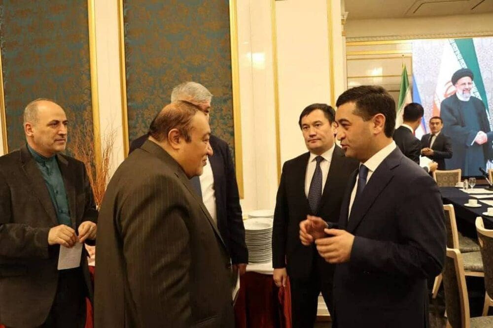 إیران وأوزبکستان تؤکدان علی المزید من التعاون في التجارة والنقل