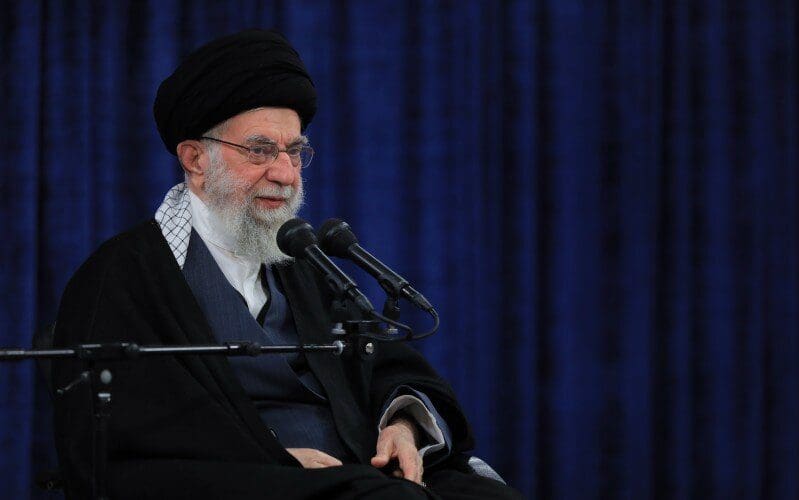 الإمام خامنئ: المسؤولون الإسرائیلیون یقولون إن الإنهیار قریب..إنهم یستعجلون المغادرة!