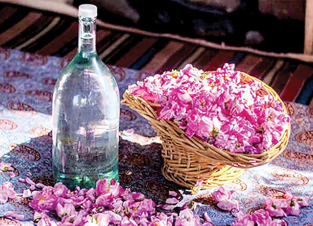 کشف بیش از ۲۰۰۰ لیتر گلاب غیربهداشتی در الیگودرز