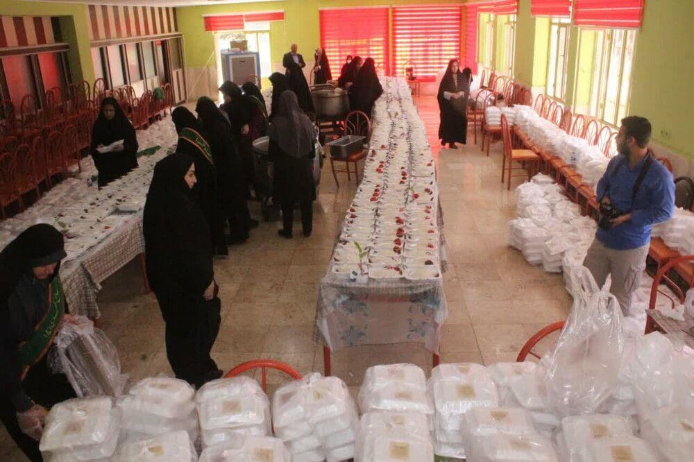توزیع ۱۰۰ هزار وعده غذای گرم در مناطق کمتر برخوردار لرستان