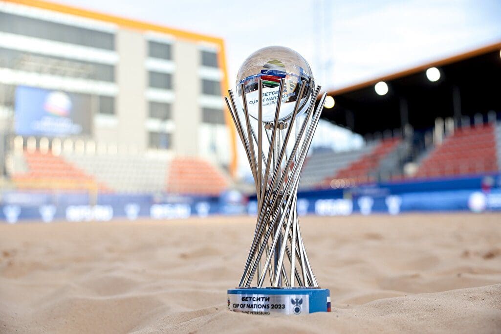 رونمایی از جام، مدال و جوایز عناوین برتر