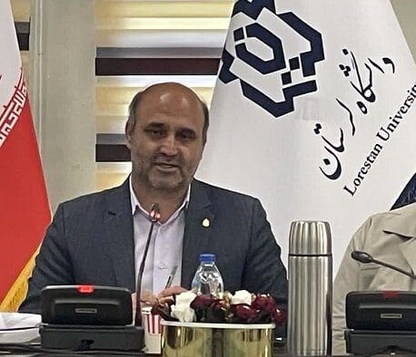 قرآن کریم و نهج‌البلاغه شریف و قانون اساسی منشور هستند