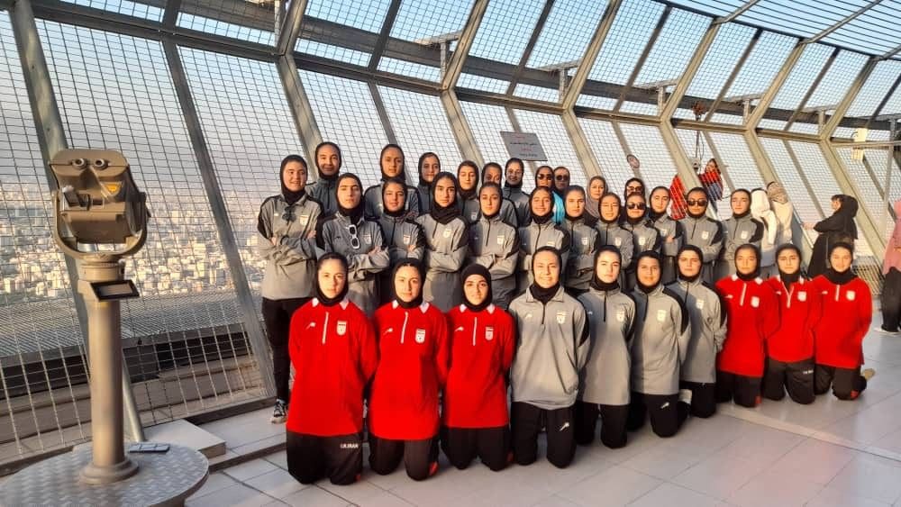 تیم ملی فوتبال دختران زیر 17 سال بر بام «برج میلاد»