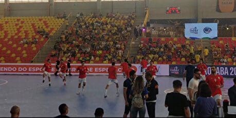 گرم کردن تیم ملی فوتسال قبل از شروع بازی فینال مقابل برزیل