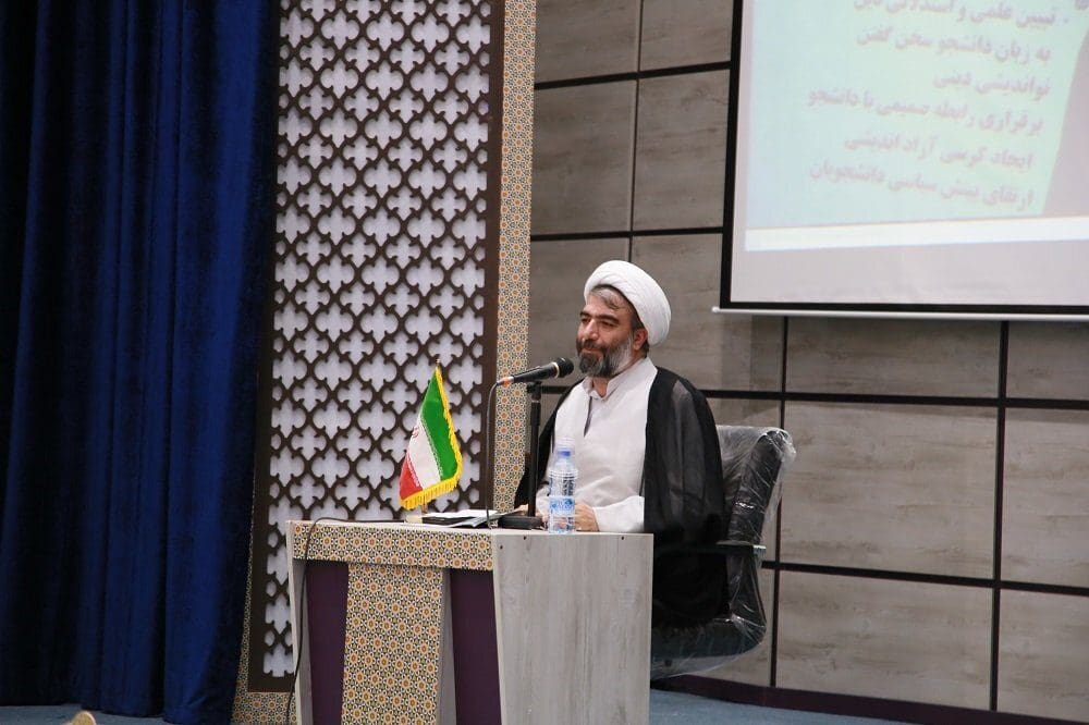 سیستم جمهوری اسلامی یک سیستم ولایی و برحق است