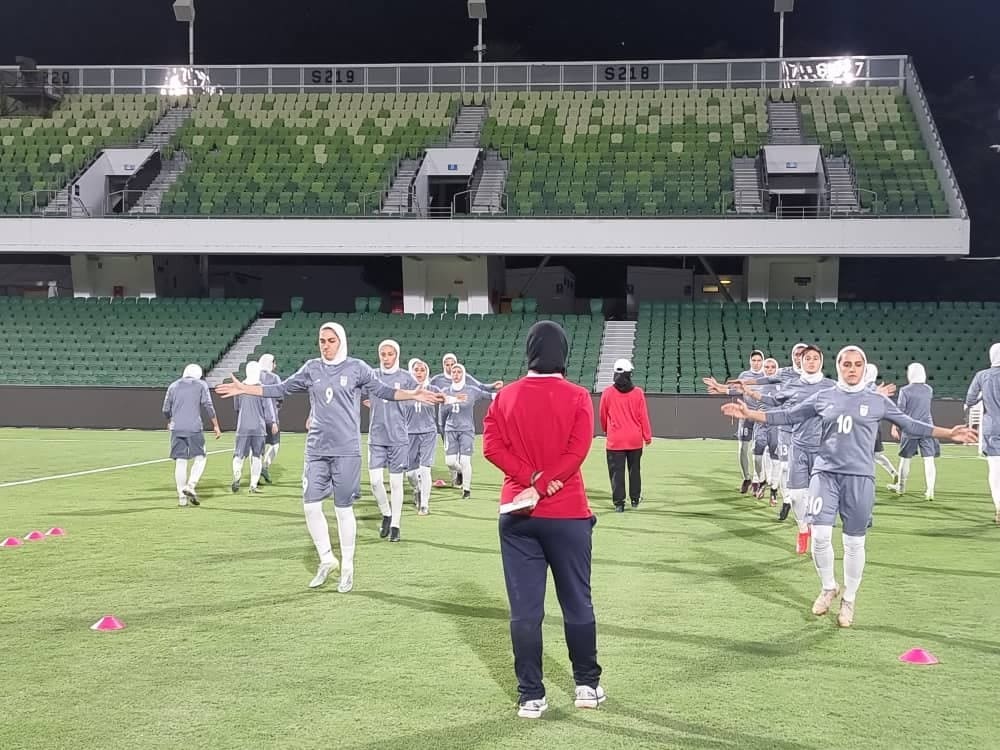 تمرین تیم ملی فوتبال بانوان در ورزشگاه محل برگزاری بازی