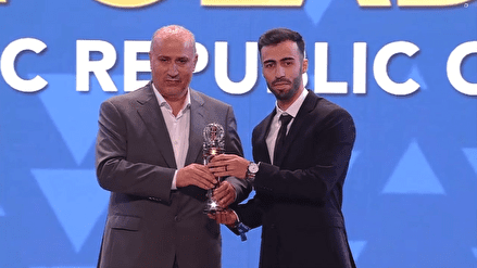 اهدا جایزه بهترین بازیکن سال فوتسال آسیا توسط نایب رئیس AFC و رئیس فدراسیون ایران به مسلم اولادقباد