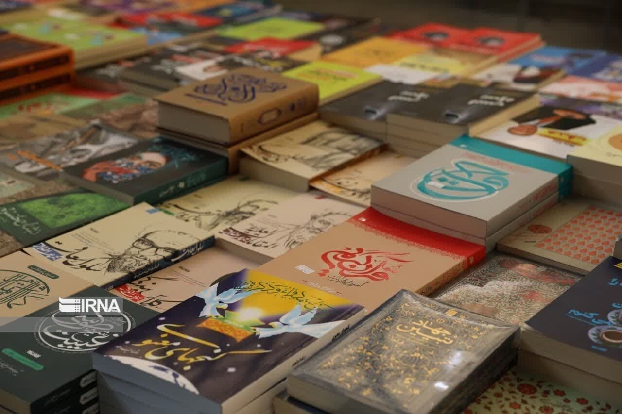 فیلم| برپایی نمایشگاه کتاب در خرم‌آباد