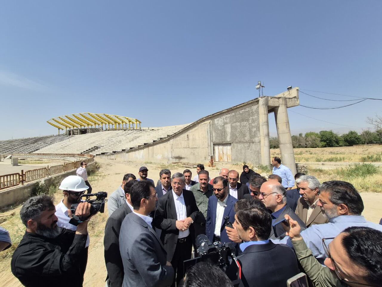 استاندار لرستان: ورزشگاه ولایت بروجرد طرحی ملی و اولویت‌دار است