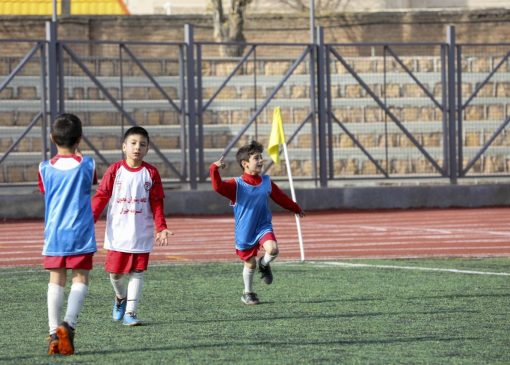 در سرمای یخبندان اردیبل، فوتبال گرمای کودکان است