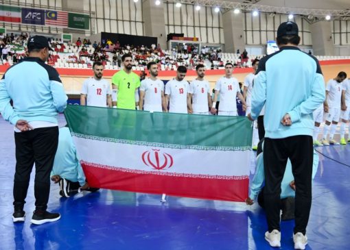 یک تیم در سالن دنبال شادی یک ملت در ایران