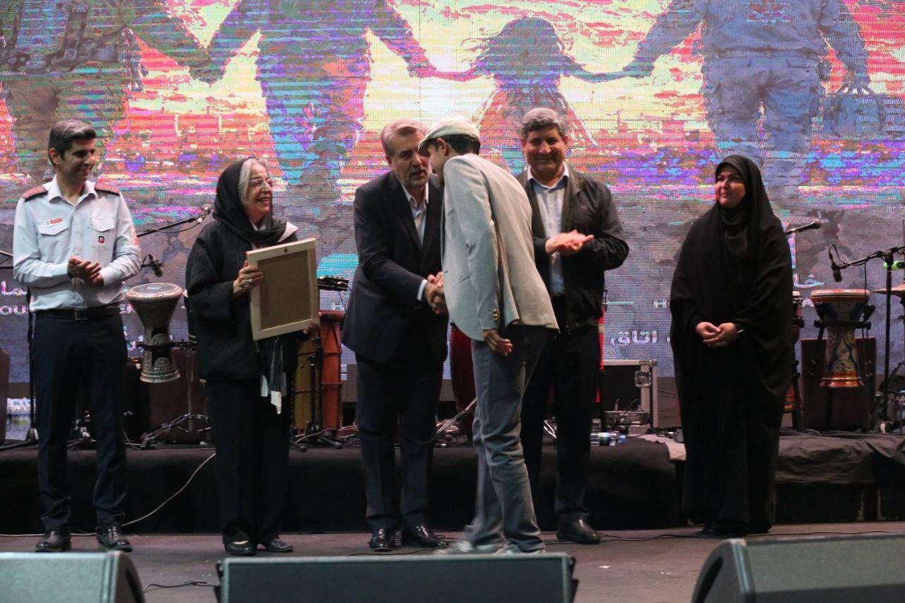 شبی برای قهرمانان بیادعا؛ هنرمندان به احترام آتشنشانان ایستادند