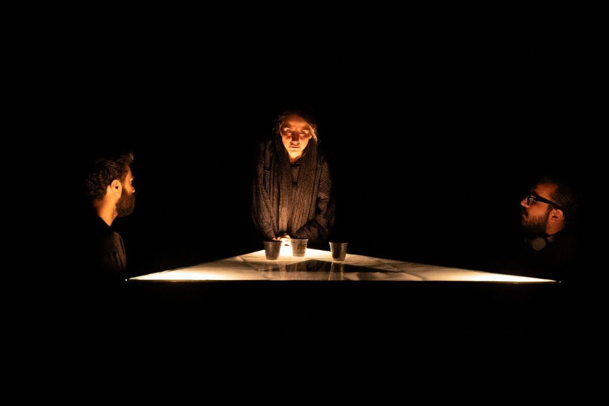 نمایش پرسه‌های موازی؛ بازی با تاس مرگ در صحنه‌ای از جنس انزوا